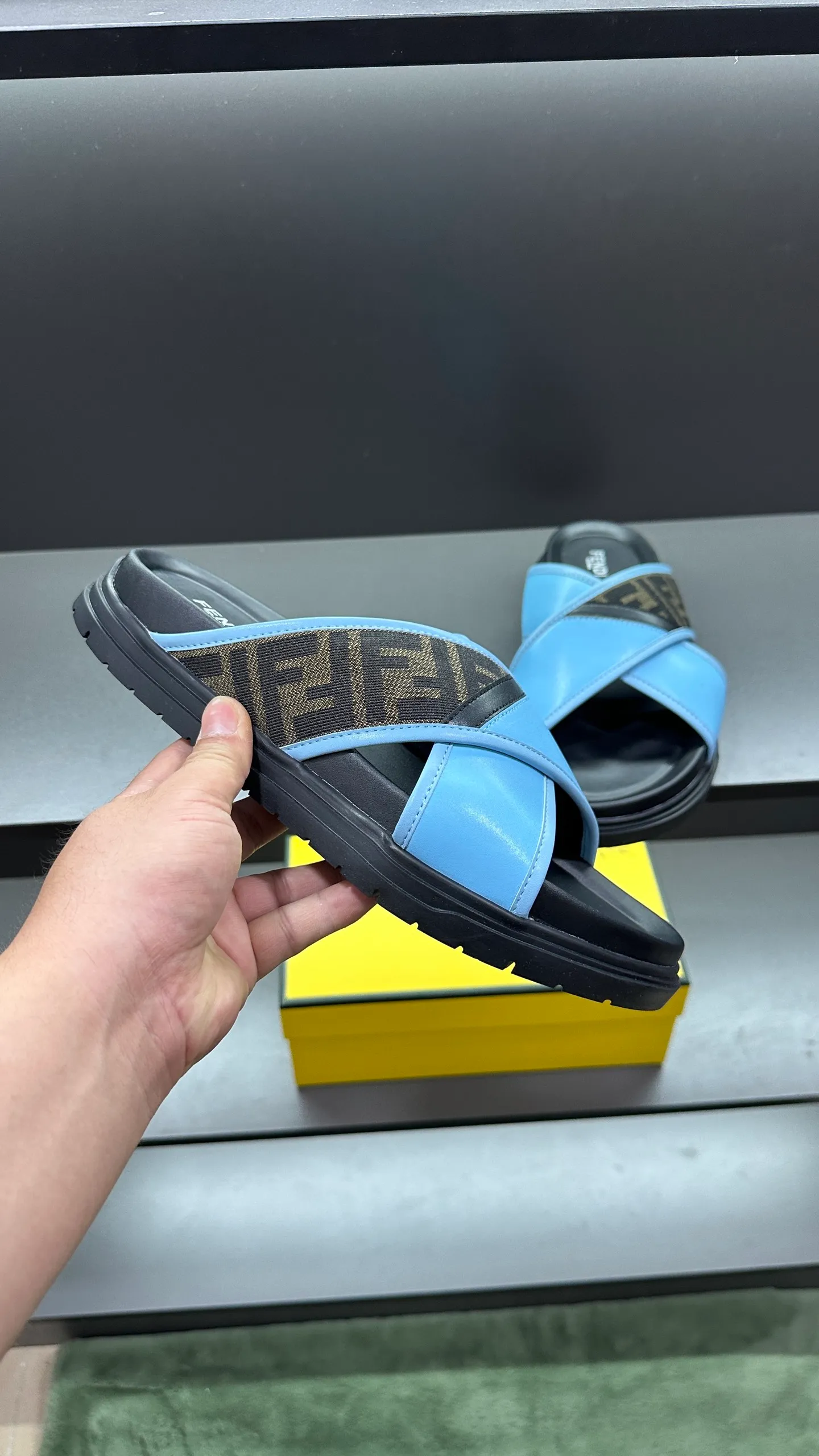 P300 [Fendi Slippers] High-end men's shoes brand, official website 1:1 latest masterpiece: original mold customization, fabrics made of imported original materials, upgraded outsole, lighter and non-slip. The market's top quality, simple yet tasteful, a must-have for fashionistas, fashionable at your feet, full of confidence, the same style at the counter 👍The season of summer slippers is here. Code: 38-45, 46 order